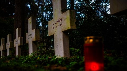 Oorlogsgraven met grafstenen in de vorm van een kruis.