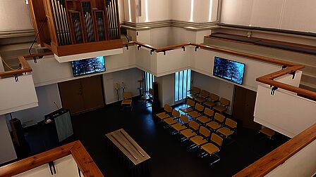 In de Torenzaal staat op een tweede niveau een orgel.